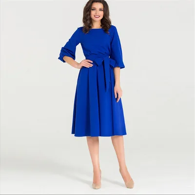 С простым круглым вырезом с пышными рукавами и бантом однотонное женское платье
