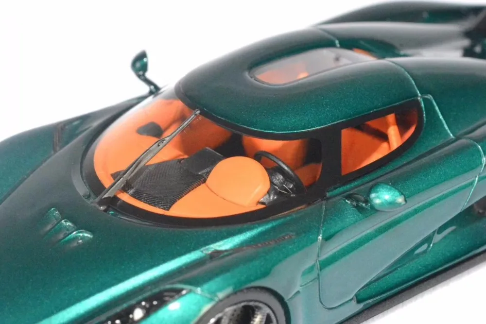 Полимерная модель автомобиля SophiArt Koenigsegg Regera 1:43 (зеленый) + маленький подарок! |