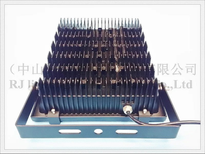 Новый светодиодный прожектор с радиатором нового поколения, мощностью 100 Вт (2 х 50 Вт) COB AC85-265V 10000lm, степень защиты IP65, сертификат CE, закаленное стекло, алюминиевый корпус.