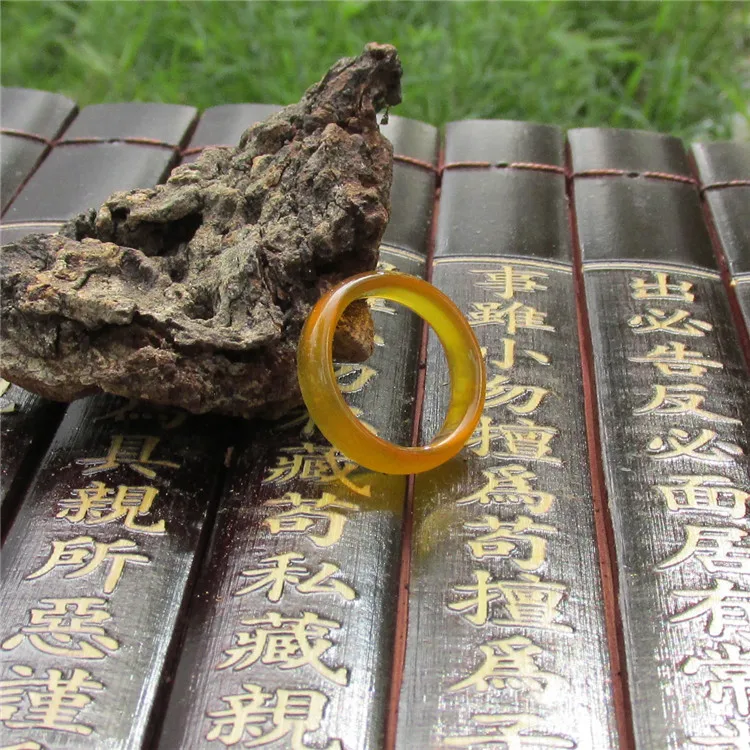 Натуральные ледяные виды тонких полосок желтого агата имперского нефрита кольцо