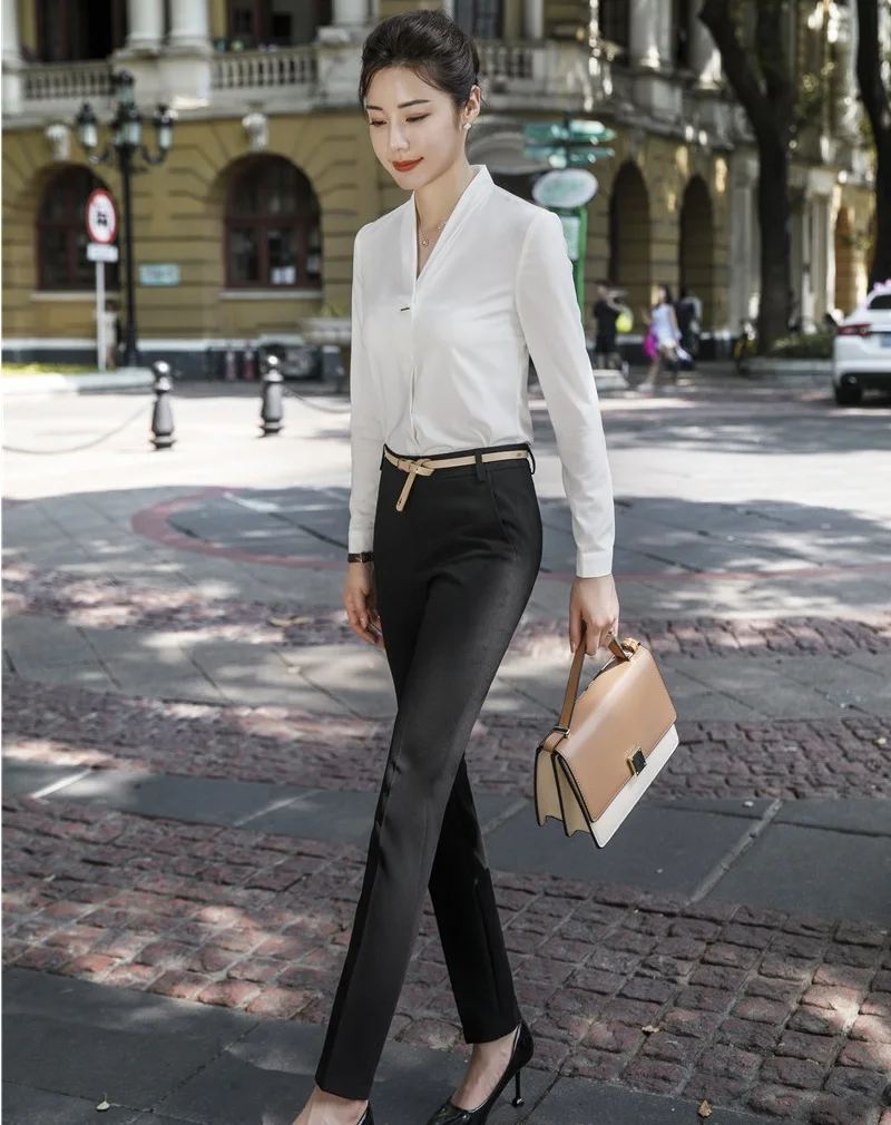 Женский деловой костюм из двух предметов белая рубашка и брюки брючный