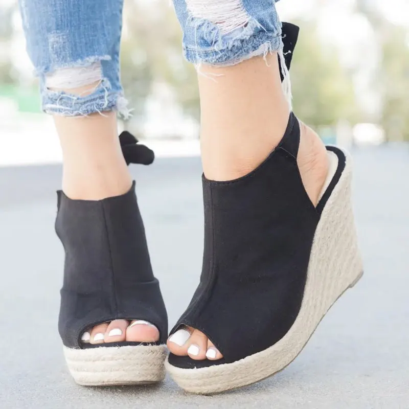 Женские босоножки на танкетке из искусственной замши с ремешком щиколотке