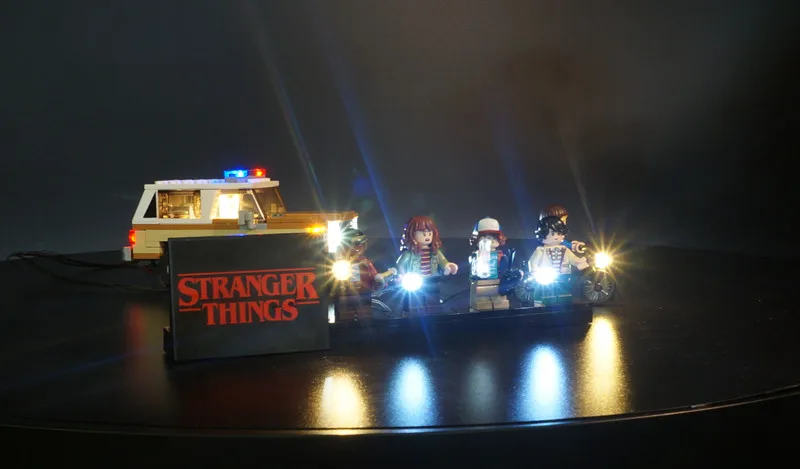 Набор со светодиодсветильник кой Kyglaring для lego 75810 очень странные дела