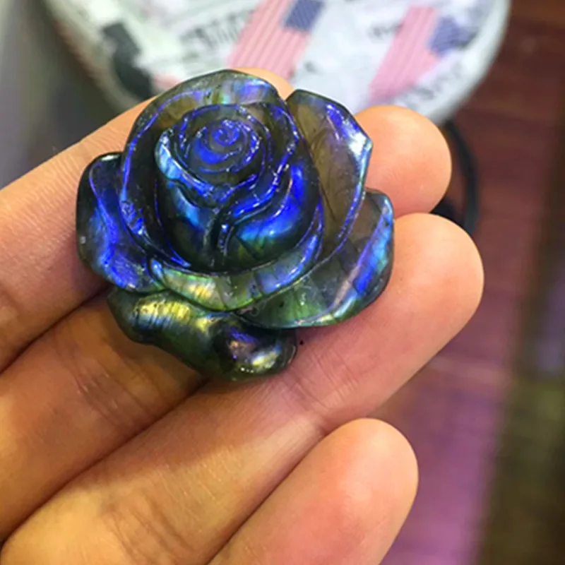 В 2018 году новый натуральный камень лабрадорит розы в качестве свадебного