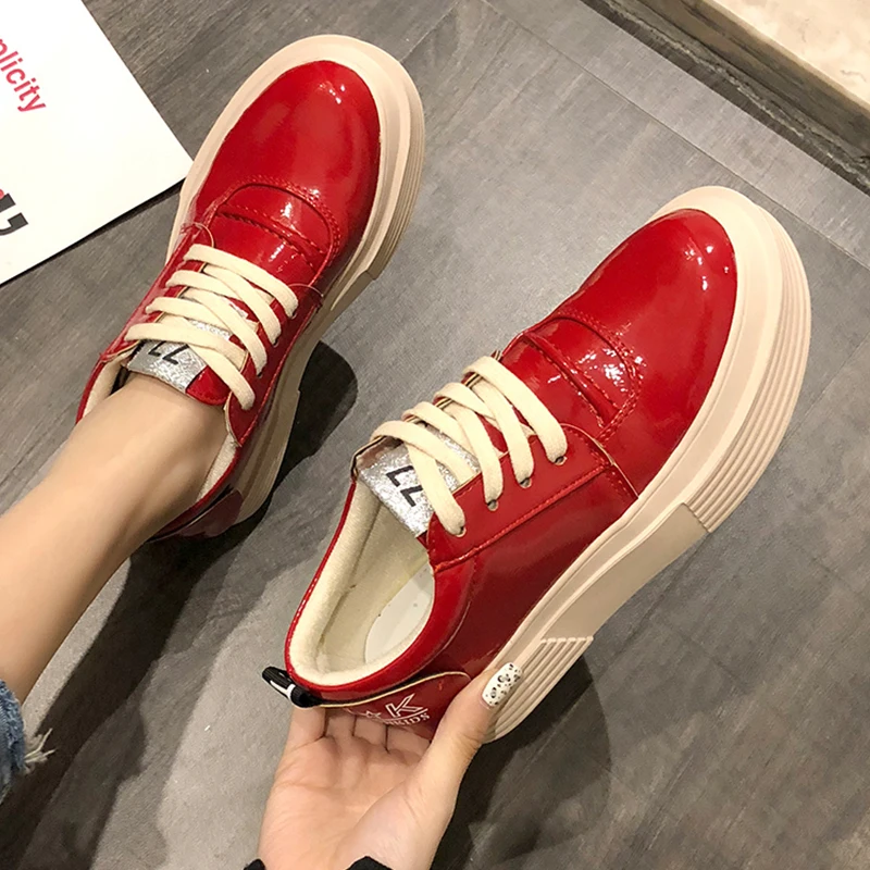 Дизайнерские женские кроссовки из лакированной кожи на толстой подошве Дамская