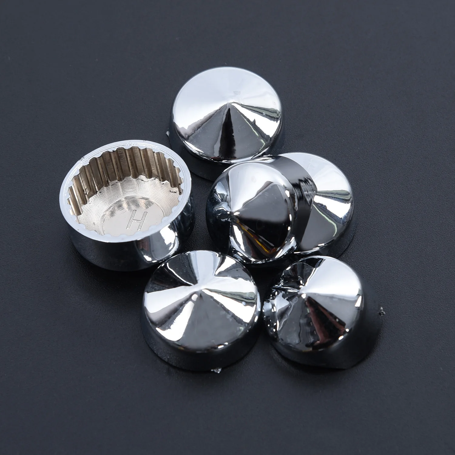 Комплект хромированных крышек для болтов из АБС-пластика комплект Harley Softail Twin Cam