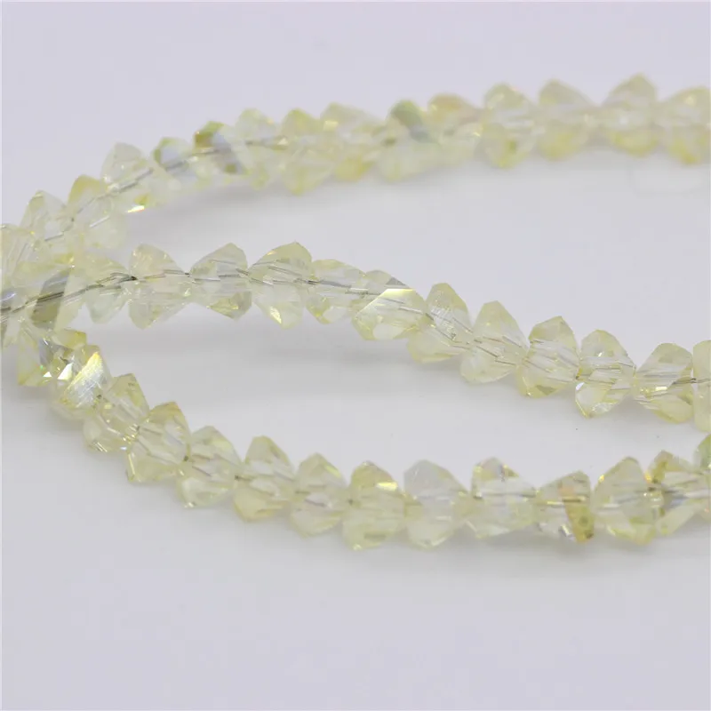 Цветные стеклянные бусины 4 мм однотонные треугольные с прозрачными вставками