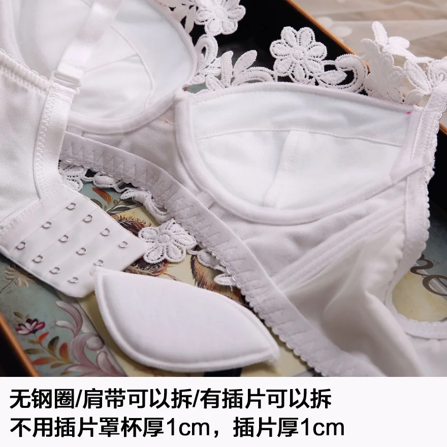 Комплект женского кружевного нижнего белья с чашками пуш-ап и глубоким V-образным