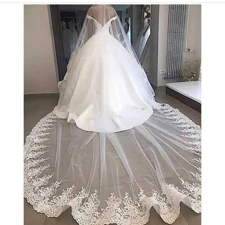 Элегантное бальное платье свадебное с открытыми плечами глубоким V-образным