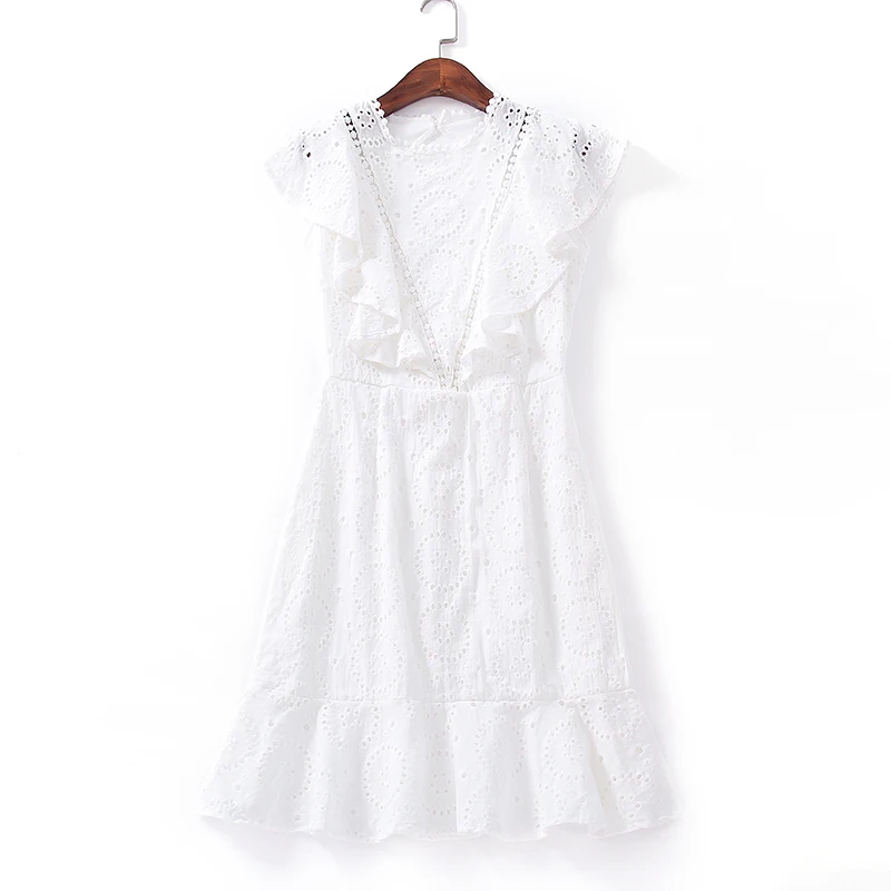 Женское винтажное платье белое кружевное хлопковое мини с вышивкой и оборками на