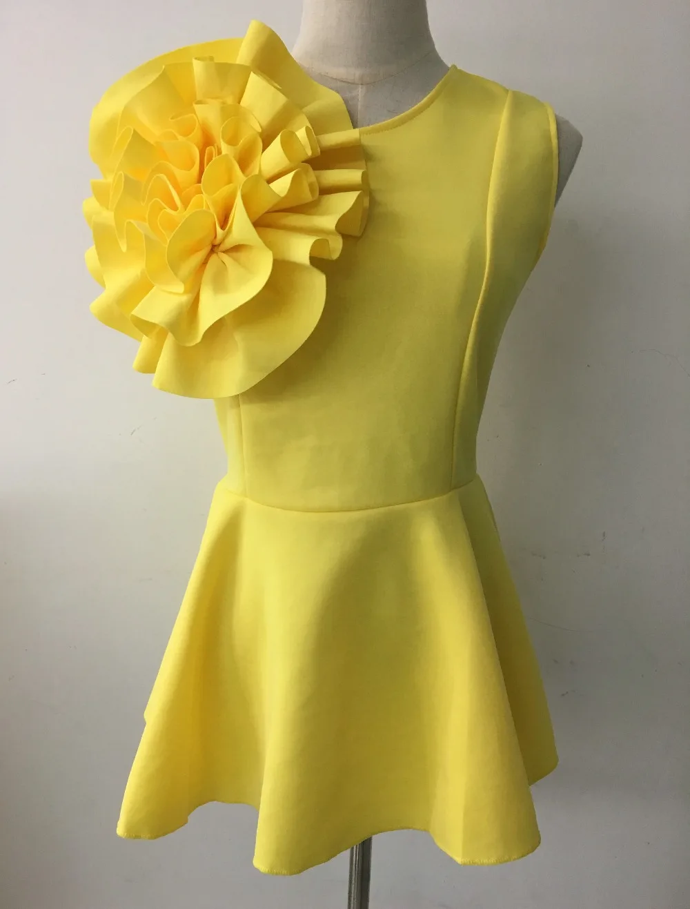 Женская блузка с оборками модная летняя облегающая без рукавов круглым вырезом и