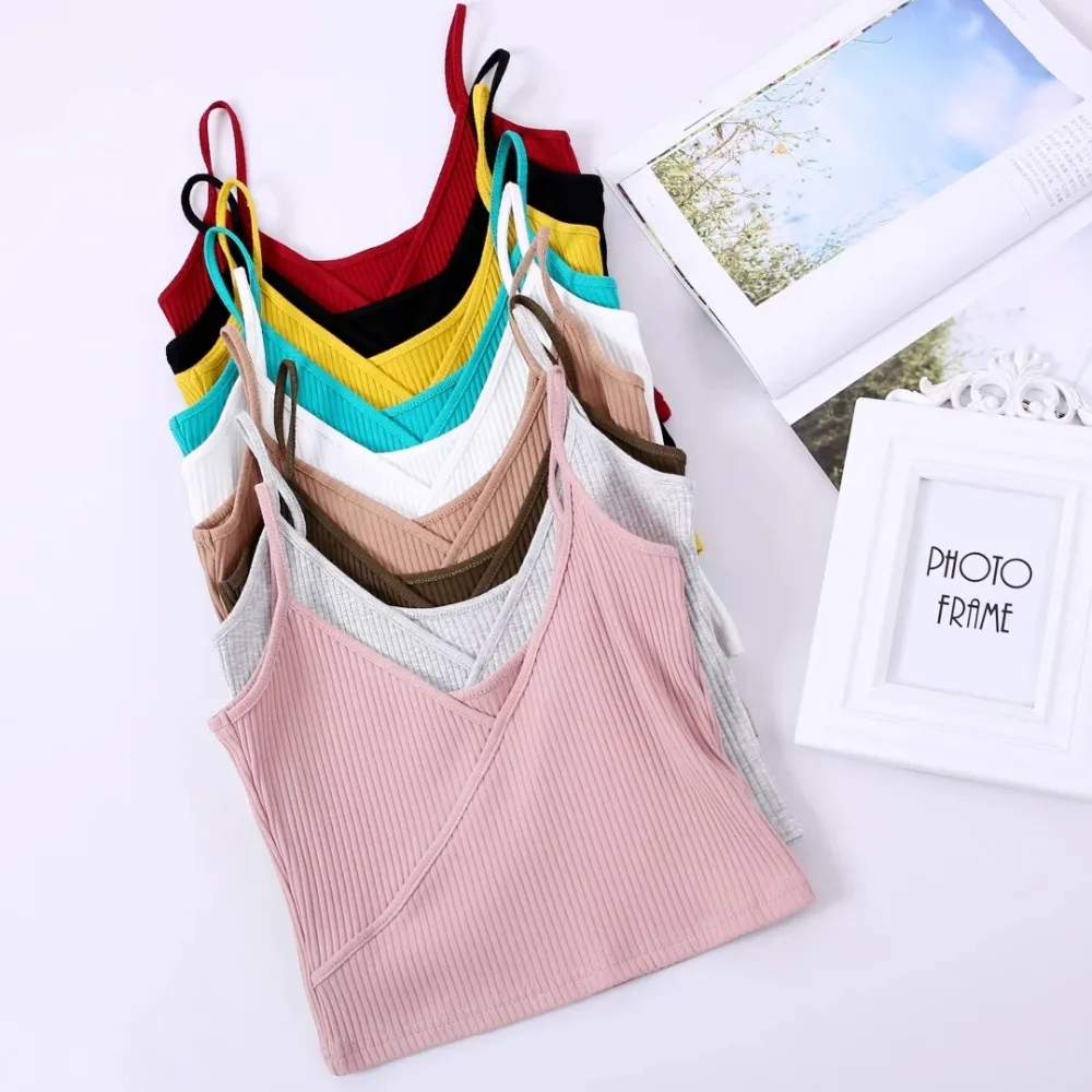 Женский укороченный топ на бретельках трикотажный в рубчик с V образным вырезом