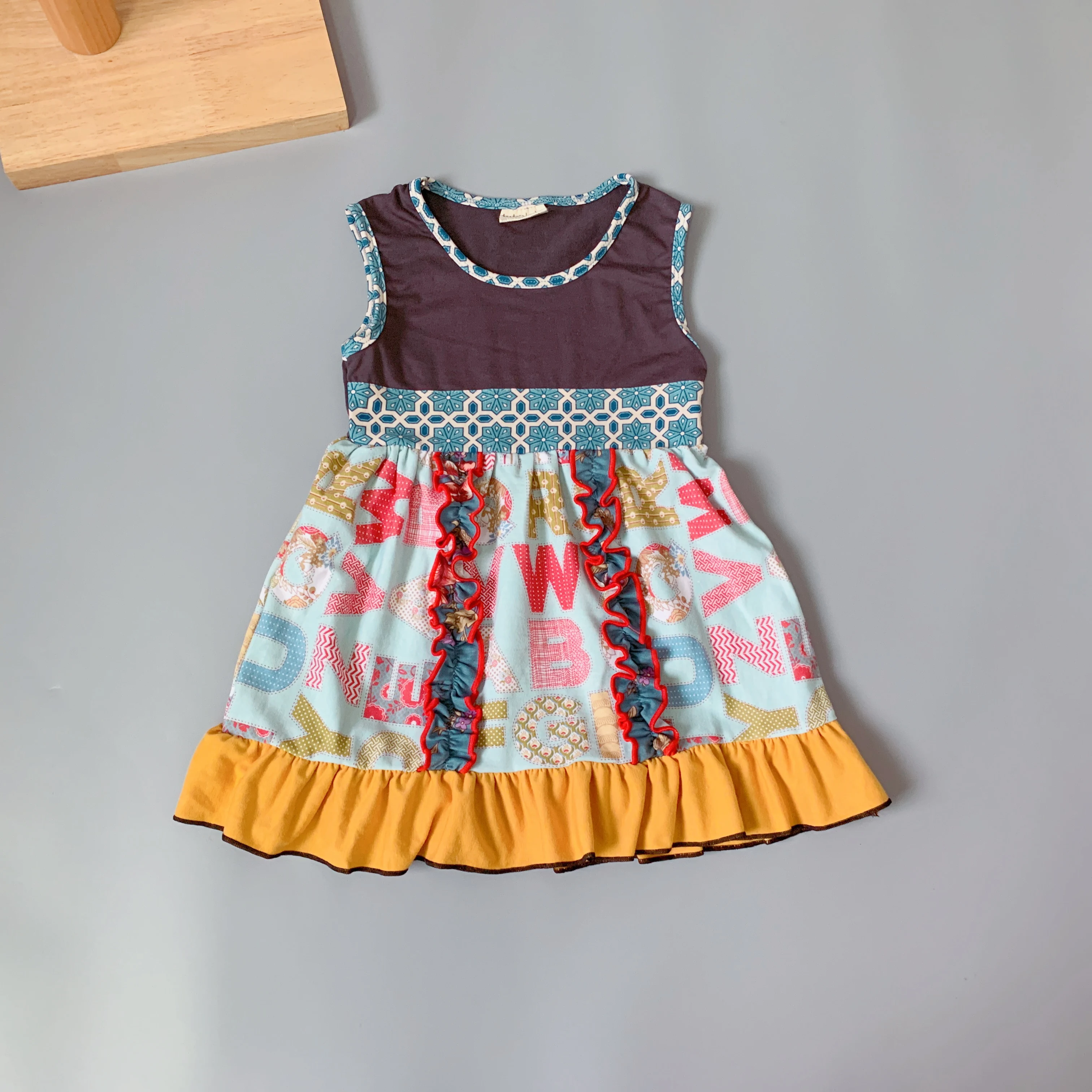 Летнее темно-серое классическое дизайнерское платье с оборками и буквами