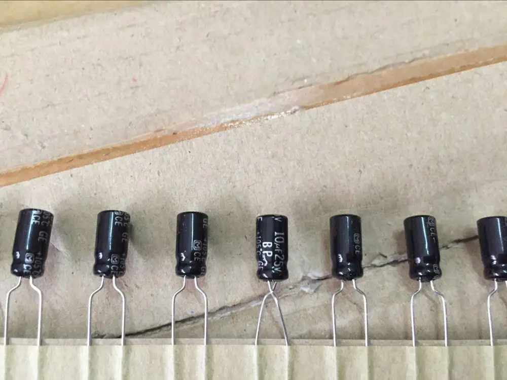 Оригинальный новый 100% Япония алюминиевых электролитических конденсаторов 25V10UF