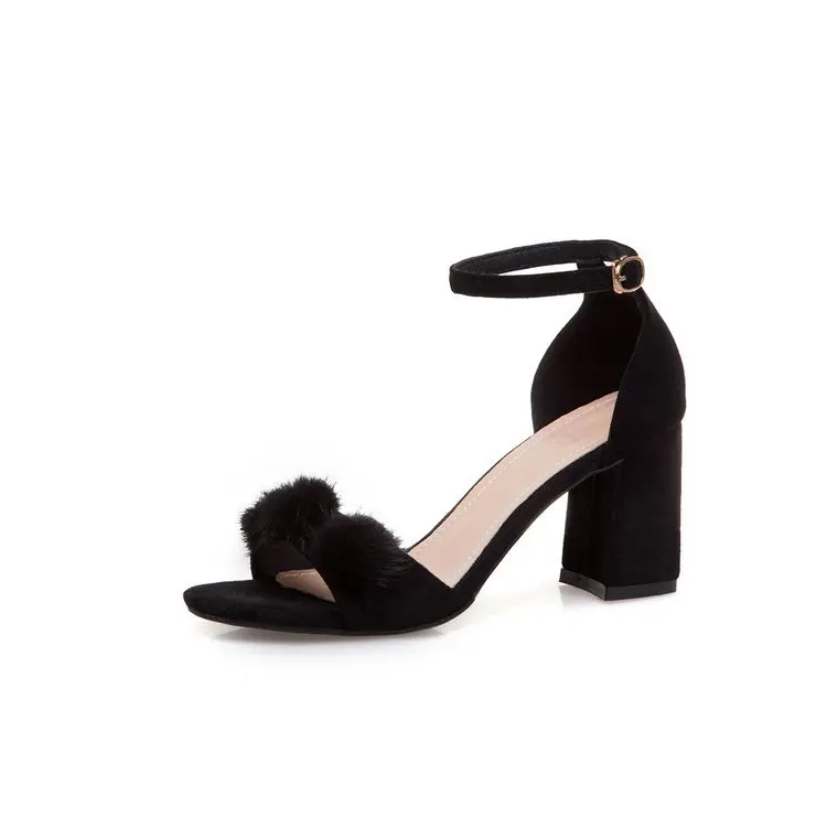 Женские босоножки на толстом каблуке с пряжкой высоком пушистыми шариками в