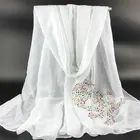 Женская шаль с разноцветными бусинами и мерцающим черепом