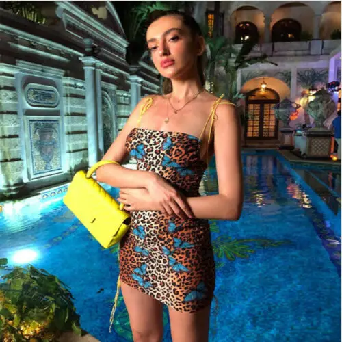 Женское облегающее платье с леопардовым принтом на бретельках без рукавов