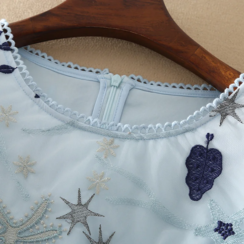 Женское платье до середины икры с круглым вырезом и коротким рукавом синее