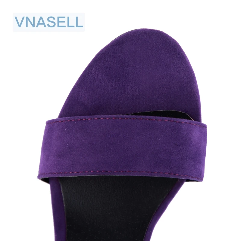 Летние модельные босоножки на среднем каблуке с открытым носком и пряжкой