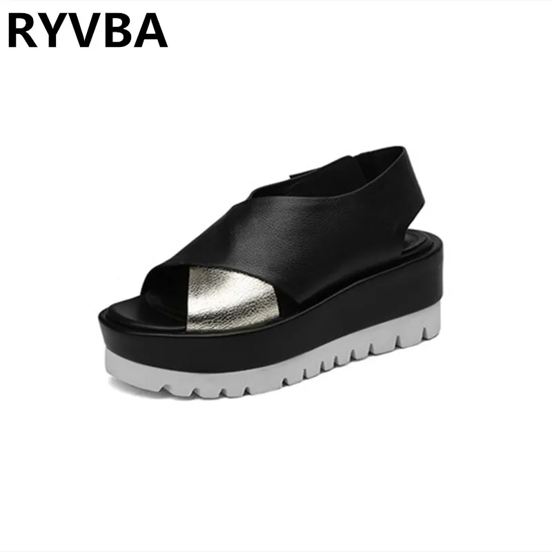 Женские босоножки на платформе RYVBA черные из натуральной кожи плоской подошве