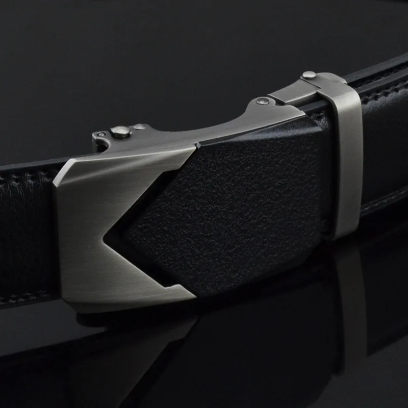 Мужской кожаный ремень с автоматической V-образной пряжкой черный коричневый |