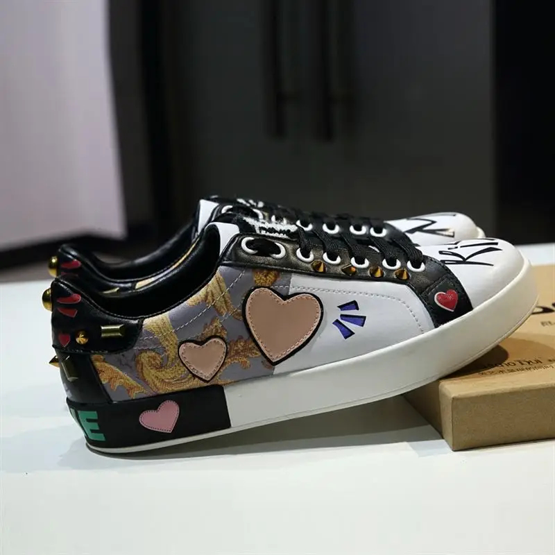 Женские кожаные кроссовки на шнуровке с заклепками украшенные сердечками