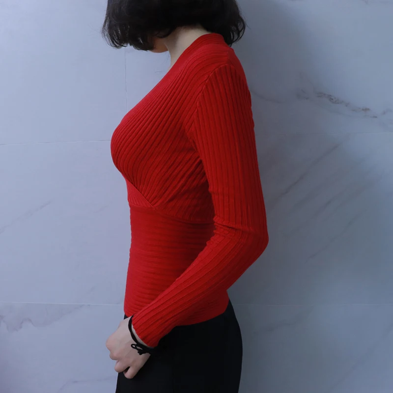 Женский трикотажный свитер красный с v-образным вырезом и длинным рукавом в