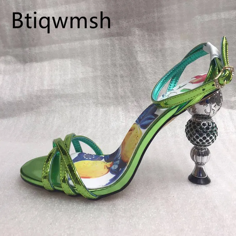 

Женские босоножки-гладиаторы, с открытым носком, с узкими ремешками, с металлическим помпоном, на странном высоком каблуке, 2019