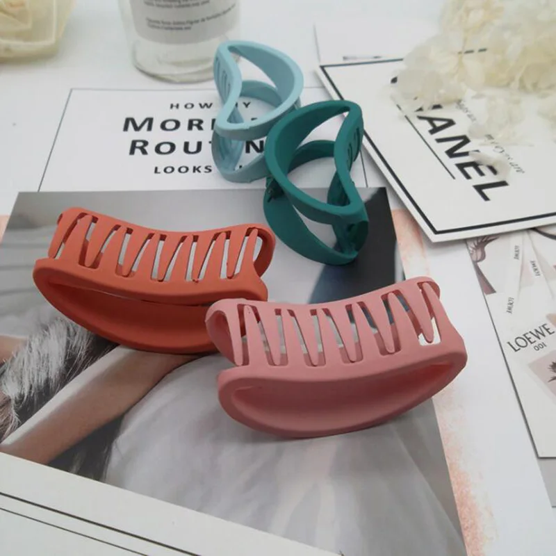 

2018 New Fashion Hair Clips Hollow Style Hair Claws Clips Clover Hair Accessories For Women Girls Plastic Bath Hair Crab Clamps