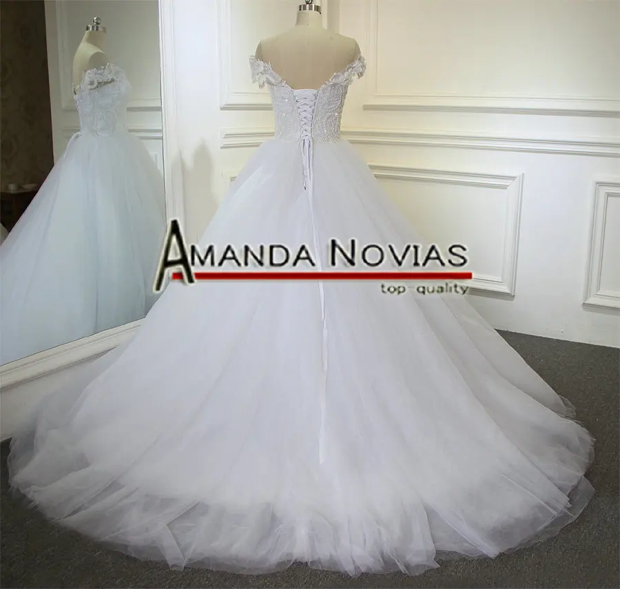 Свадебное платье на бретельках с открытыми плечами простое но Элегантное