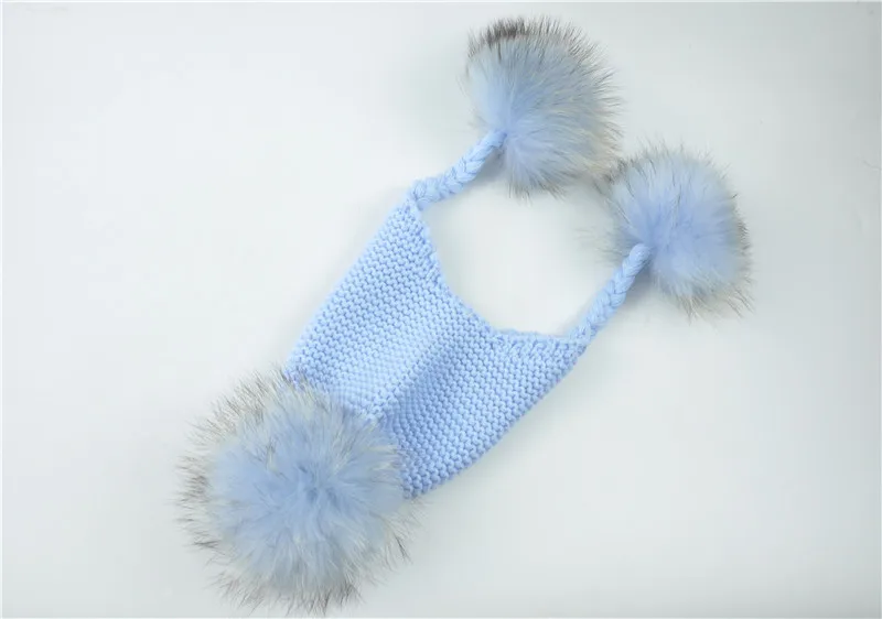 Blue 2 match fur Детские зимние шапки из натурального меха для девочек, натуральная меховая шапка с вязаным помпоном, детская шапка из меха енота с помпонами, вязаные детские шапки - Цвет: Blue 2 match fur