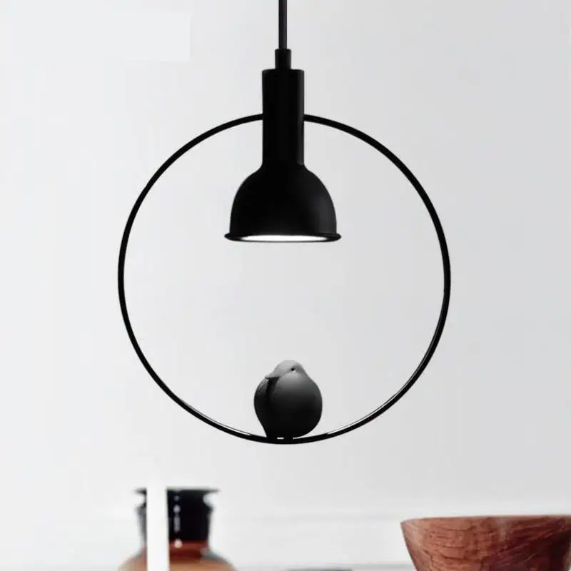 Спальня с черными деревенскими железными подвесными светильниками Северные