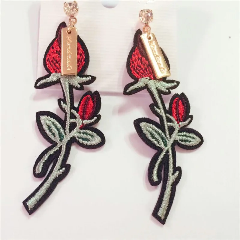 Модные асимметричные серьги ручной работы с вышитыми розами и жемчужинами |