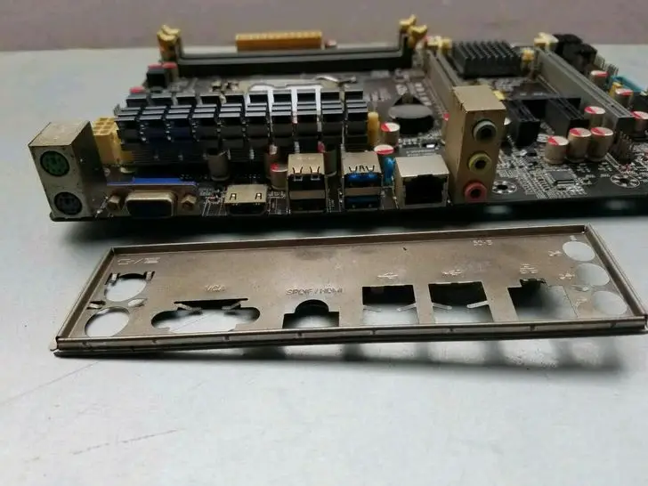 Б/у для MAXSUN MS-B85U3 PRO INTEL1150 Установите материнскую плату с двумя картами crossfire H81 100%