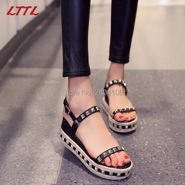 Женские сандалии-гладиаторы с открытым носком на платформе заклепками черного и