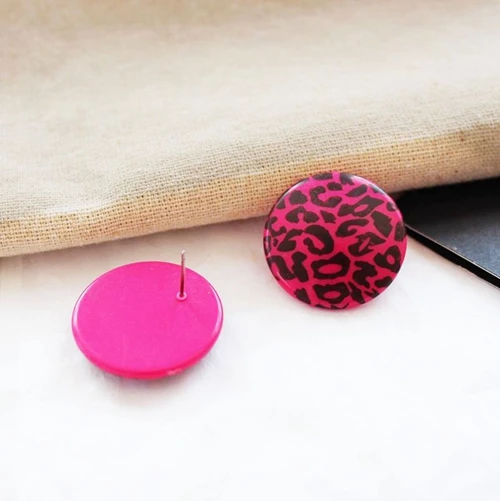 Розовые милые простые темпераментные круглые серьги гвоздики с леопардовым