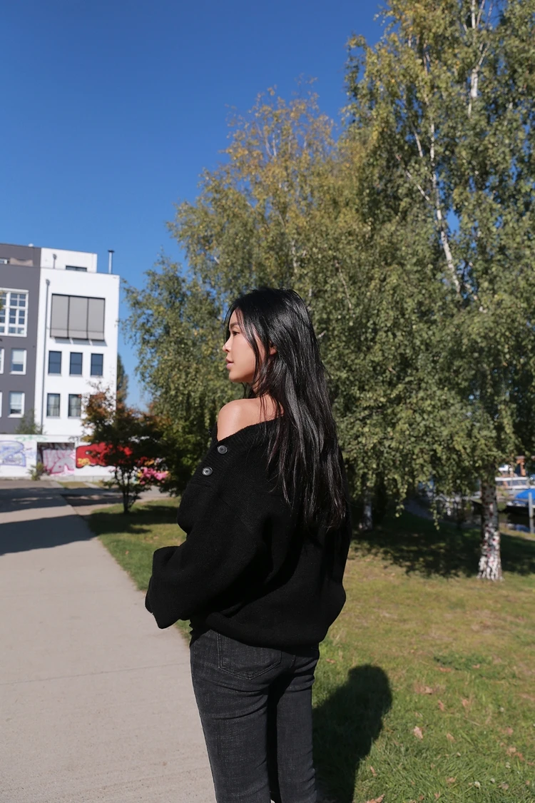 WHITNEY WANG 2018 осенне-зимний модный сексуальный свитер с асимметричными пуговицами