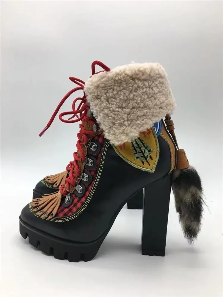 Новинка; зимние ботинки на платформе; botas Mujer; ботинки в байкерском стиле на не сужающемся книзу массивном каблуке; шерстяные ботильоны для женщин с кисточками и перекрестной шнуровкой