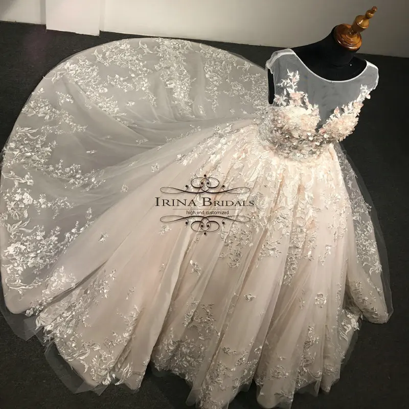 Свадебное платье с кружевной аппликацией и цветами на низкой спине Irina Bridals