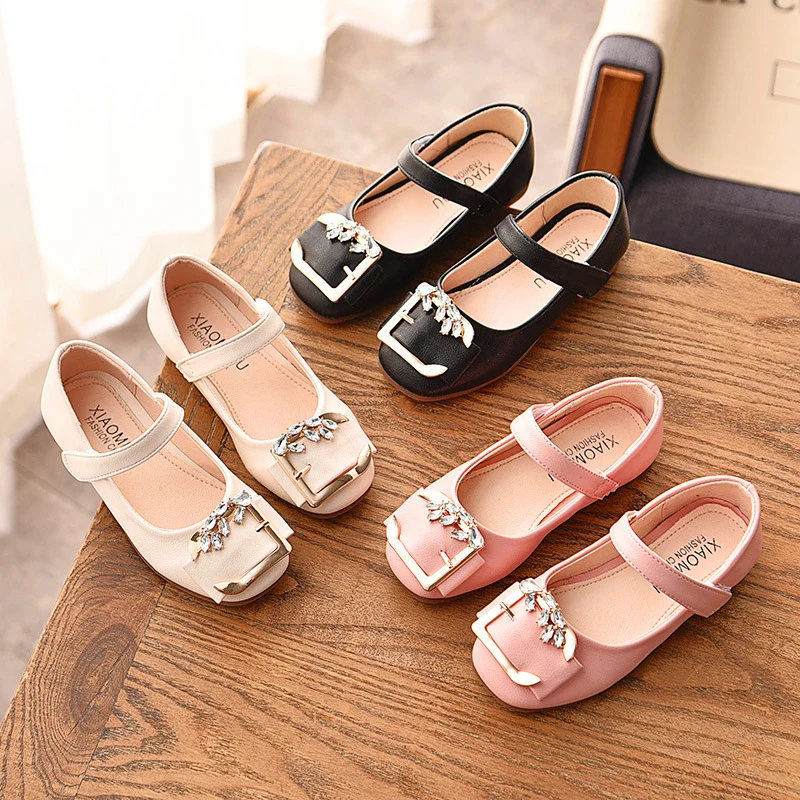 Маленькие кожаные туфли для девочек Весенняя однотонная обувь принцессы со стразами детская с квадратным