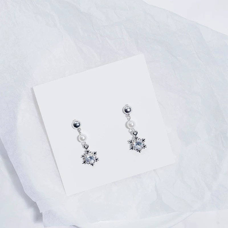 Серьги-гвоздики с жемчугом и снежинками простые длинные белые серьги-гвоздики