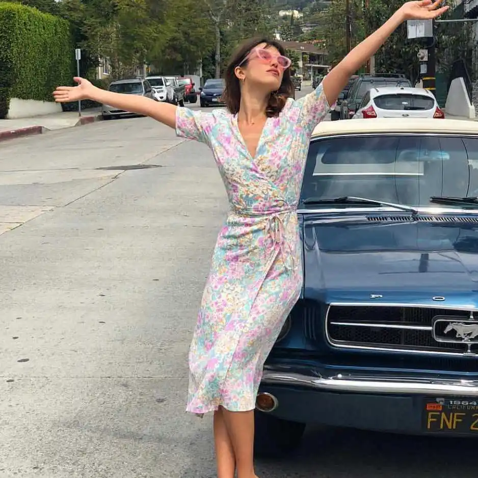 Женское платье миди с цветочным принтом запахом и v образным вырезом пуговицами