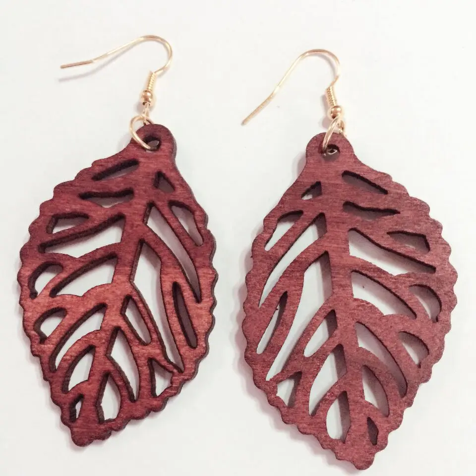 Женские деревянные серьги в картонной коробке красные и коричневые зеленого