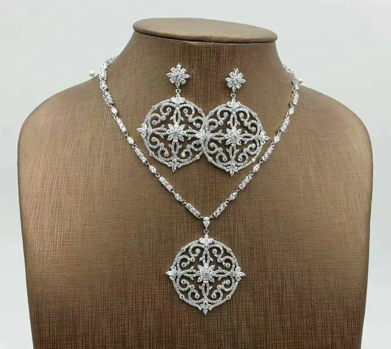 Набор из круглых инкрустационных циркониевых подвесных серег с вырезами и