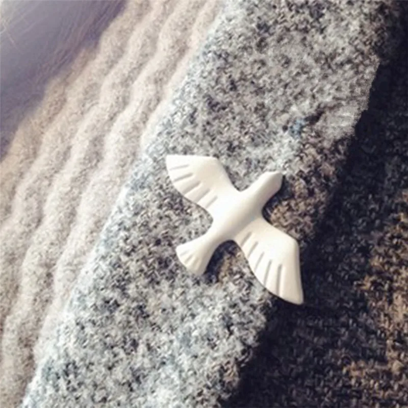 DoreenBeads Свитер Клип Рулевой Tac Lapel Pin Броши брошь Белый Эмаль Голубь Животных 36 мм (1
