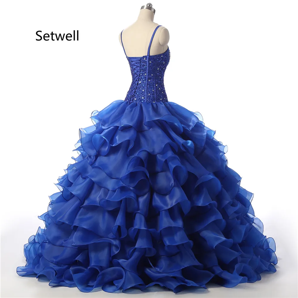 Женское платье с блестками и бисером на тонких бретельках открытой спиной |