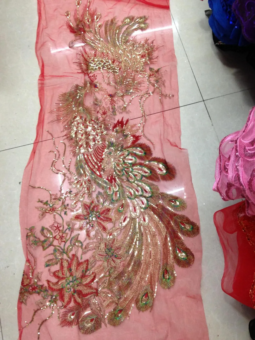 1 шт. красочная аппликация с пайетками в виде двух павлинов вышитая блестящая