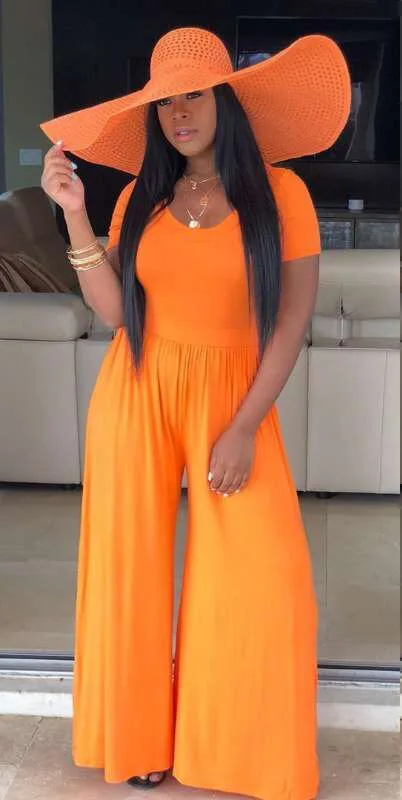 Комбинезон свободного кроя из 100% хлопка. Талия складка короткий рукав прямой