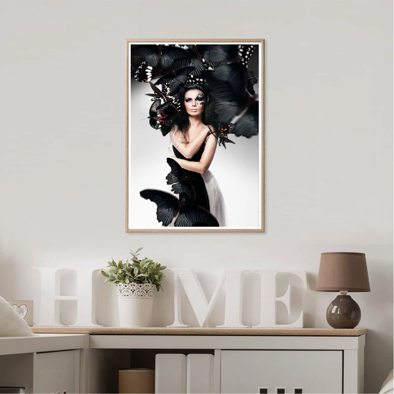 Красивая женщина с черными волосами принт Черные бабочки макияж художественный