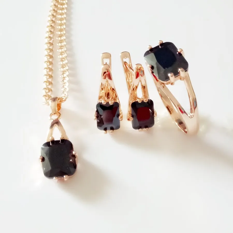 Женский ювелирный комплект из колье серёг и кольца с квадратным фианитом